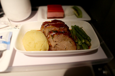 プレミアムエコノミーの機内食　ラム　ニュージーランド航空