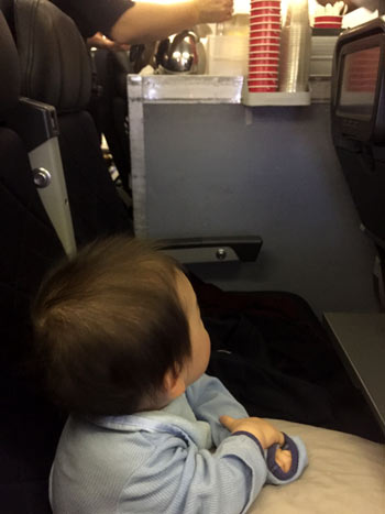 赤ちゃんと飛行機