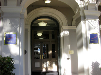 ノボテルホテル入口