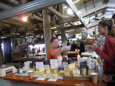 チーズを試食！初めてのマーケットは新鮮で楽しい！